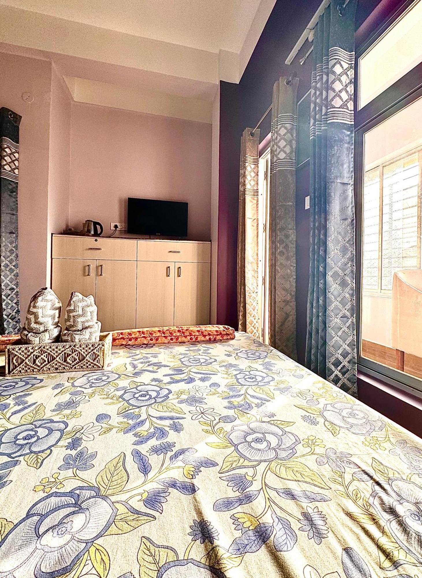 Three Little Birds Homestay Ґувахаті Екстер'єр фото